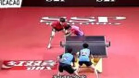 詹姆斯内线突破双人防线完成上篮得分